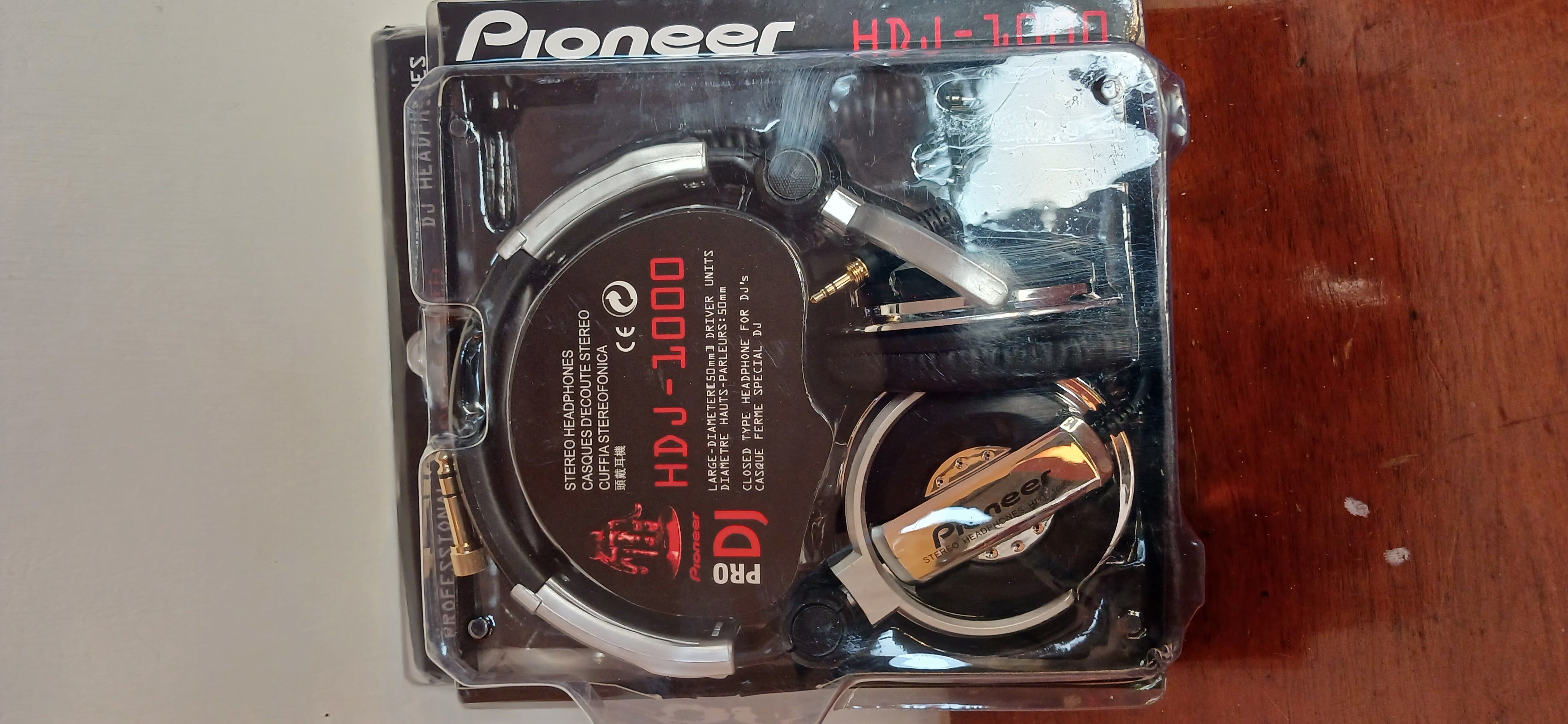 Pioneer stereo headphones